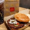 Các nhà hàng McDonald's tại 13 bang bị ảnh hưởng đã tạm thời đưa sản phẩm Quarter Pounder ra khỏi thực đơn, mặc dù các món khác, trong đó có các loại burger thịt bò khác, vẫn được bán. (Nguồn: USA Today)