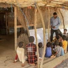 Giáo viên tình nguyện dạy học cho trẻ em tại một trại tị nạn ở tỉnh Hajjah, Yemen ngày 7/8/2023. (Ảnh: AFP/TTXVN)