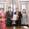 Cục trưởng Cục Lãnh sự Doãn Hoàng Minh trao Giấy chấp nhận Lãnh sự Danh dự cho ông Bùi Quang Minh. (Ảnh: Lãnh sự quán Slovenia tại Thành phố Hồ Chí Minh)