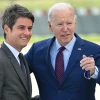 Thủ tướng Pháp Gabriel Attal (trái) đón Tổng thống Mỹ Joe Biden tại sân bay Orly ở Paris, Pháp, ngày 5/6/2024. (Ảnh: AFP/TTXVN)