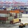 Container hàng hóa chờ bốc dỡ tại cảng Busan, Hàn Quốc. (Ảnh: AFP/TTXVN)