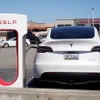 Ôtô điện của hãng Tesla tại bãi đỗ xe ở San Bruno, California, Mỹ, ngày 2/4/2024. (Ảnh: THX/TTXVN)