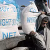 Người dân Palestine nhận lương thực viện trợ từ Cơ quan cứu trợ người tị nạn Palestine của Liên hợp quốc (UNRWA) tại một trại tị nạn ở Rafah, Dải Gaza. (Ảnh: AFP/TTXVN)