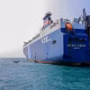 Tàu chở hàng Galaxy Leader (phải), bị lực lượng Houthi bắt giữ hai ngày trước, về tới cảng tỉnh Hodeida, ngoài khơi Biển Đỏ. (Ảnh: AFP/TTXVN)