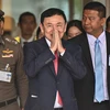 Cựu Thủ tướng Thái Lan Thaksin Shinawatra (giữa) tại sân bay Don Mueang, Bangkok, Thái Lan, ngày 22/8/2023. (Ảnh: AFP/TTXVN)