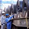 Kiểm tra sản phẩm thép cuộn chất lượng cao trước khi xuất hàng. (Ảnh: Tuấn Anh/TTXVN)