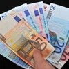 Đồng euro có thể tiếp tục suy yếu so với đồng USD trong thời gian tới. (Nguồn: AFP/TTXVN)