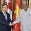 Chủ tịch Quốc hội Cuba Esteban Lazo Hernández và Đại sứ Lê Quang Long (trái). (Ảnh: Mai Phương/TTXVN)