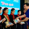 Ông Đỗ Thanh Tuấn, Giám đốc Đối ngoại Vinamilk, trao những phần quà cho học sinh Trường Trung học cơ sở dân tộc nội trú Phú Lương (tỉnh Thái Nguyên). (Nguồn: Vietnam+)