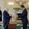 Đại sứ Đỗ Minh Hùng trình Thư Ủy nhiệm lên Tổng thống Ireland Micheal D. Higgins. (Ảnh: TTXVN phát)