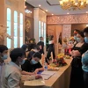 Cơ quan chức thành phố Bảo Lộc kiểm tra, xử lý vi phạm tại thẩm mỹ viện Minh Châu Asian Luxury vào chiều tối 1/6. (Nguồn: thanhnien.vn)