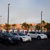 Các xe ôtô điện của Tesla tại trạm sạc ở California, Mỹ. (Ảnh: AFP/TTXVN)