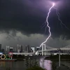 Tia sét trên bầu trời tại thủ đô Tokyo, Nhật Bản. (Ảnh: Kyodo/TTXVN)