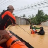 Sơ tán người dân khỏi khu vực ngập lụt ở thị trấn Catarman, miền Trung Philippines. (Ảnh: AFP/TTXVN)