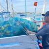 Sau mỗi chuyến biển, ngư dân đưa rác thải về bờ để tập kết xử lý. (Ảnh: Tường Quân/TTXVN)