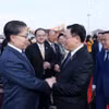 Phó Ủy viên trưởng Ủy ban Thường vụ Nhân đại Toàn quốc Trung Quốc Vương Đông Minh tiễn Chủ tịch Quốc hội Vương Đình Huệ tại Sân bay Quốc tế Trường Thủy Côn Minh. (Ảnh: Nhan Sáng/TTXVN)