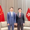 Tổng lãnh sự Phạm Bình Đàm (bên trái) chào từ biệt Trưởng đặc khu hành chính Hong Kong Lý Gia Siêu. (Ảnh: TTXVN phát)