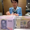 Nhân viên ngân hàng kiểm đếm đồng Baht tại Bangkok, Thái Lan. (Ảnh: AFP/TTXVN)