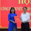 Trao quyết định cho bà Hồ Thu Ánh. (Ảnh: Duy Khương/TTXVN)