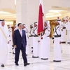 Thủ tướng Phạm Minh Chính và Thủ tướng Nhà nước Qatar Sheikh Mohammed bin Abdulrahman bin Jasim Al-Thani duyệt đội danh dự. Ảnh: Dương Giang-TTXVN