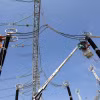 Công nhân TBA 500kV Vĩnh Tân thực hiện bảo dưỡng tại trạm. (Ảnh: Huy Hùng/TTXVN)