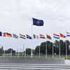 Cờ NATO và quốc kỳ các nước thành viên tại trụ sở NATO ở Brussels, Bỉ. (Ảnh: Kyodo/TTXVN)