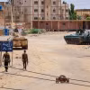 Quân đội Sudan gác trên một đường phố ở thủ đô Khartoum, ngày 6/5/2023. (Ảnh: AFP/TTXVN)
