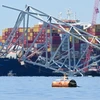 Hiện trường vụ sập cầu Francis Scott Key ở thành phố Baltimore, bang Maryland (Mỹ), sau khi bị tàu chở hàng đâm trúng, ngày 26/4/2024. (Ảnh: AFP/TTXVN)