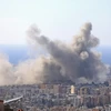 Khói bốc lên sau một cuộc không kích của Israel. (Ảnh: THX/TTXVN)