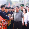 Thủ tướng Phạm Minh Chính với đồng bào các dân tộc tỉnh Lạng Sơn. (Ảnh: Dương Giang/TTXVN)