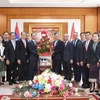 Đoàn Bộ Ngoại giao Lào do ông Phoxay Khaykhamphithoun dẫn đầu đến chúc mừng. (Ảnh: TTXVN phát)