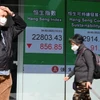 Bảng điện tử niêm yết chỉ số chứng khoán Hang Seng của Hong Kong (Trung Quốc). (Ảnh: AFP/TTXVN)