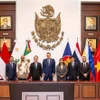 Phái đoàn ASEAN bao gồm gồm Đại sứ các nước Philippines, Indonesia, Malaysia, Thái Lan và Việt Nam chụp ảnh chung với Thống đốc Mauricio Kuri González. (Ảnh: Phi Hùng/TTXVN)