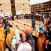 Người tị nạn tập trung nhận thức ăn cứu trợ tại thành phố Omdurman, Sudan ngày 1/8/2024. (Ảnh: THX/TTXVN)