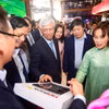 Các đại biểu trải nghiệm công nghệ được giới thiệu tại Trung tâm Đổi mới-Sáng tạo Galaxy (GIHub). (Ảnh: TTXVN phát)