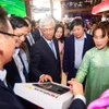 Các đại biểu trải nghiệm công nghệ được giới thiệu tại Trung tâm Đổi mới-Sáng tạo Galaxy (GIHub). (Ảnh: TTXVN phát)