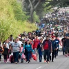 Đoàn người di cư di chuyển từ Tapachula, bang Chiapas (Mexico) hướng tới biên giới với Mỹ ngày 24/12/2023. (Ảnh: AFP/TTXVN)