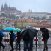 Người dân di chuyển dưới trời mưa tại Praha, Cộng hòa Séc ngày 13/9/2024. (Ảnh: THX/TTXVN)