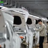 Công nhân làm việc tại nhà máy sản xuất xe của Hyundai tại Hà Bắc (Trung Quốc). (Ảnh: AFP/TTXVN)
