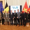 Đại sứ Nguyễn Văn Thảo (thứ 6, trái) và các thành viên Ban quản trị Hội Doanh nghiệp Việt Nam tại Bỉ. (Ảnh: Hương Giang/TTXVN)