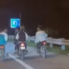 Gần 20 thanh, thiếu niên vác dao, kiếm đi xe máy lạng lách trong đêm
