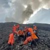 Lực lượng cứu hộ Indonesia chuyển nạn nhân khỏi hiện trường núi lửa Marapi phun trào ở Agam, Tây Sumatra. (Ảnh: AFP/TTXVN)