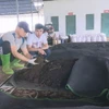 Sản suất phân bón hữu cơ tại Hợp tác xã Nông nghiệp Sơn La, huyện Mai Sơn, tỉnh Sơn La. (Ảnh: TTXVN phát)