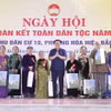 Chủ tịch Quốc hội Vương Đình Huệ trao quà cho các hộ gia đình tiêu biểu, gia đình chính sách. (Ảnh: Doãn Tấn/TTXVN)