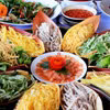 Cá mai, trứng chiên, thịt luộc, rau thơm, dưa leo, xoài thái chỉ của món Lẩu Thả. (Ảnh: Hồng Đạt/TTXVN)