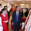 Bà Ariadne Feo Labrada, Tổng Lãnh sự Cuba tại Thành phố Hồ Chí Minh và Chủ tịch Ủy ban Nhân dân Thành phố Hồ Chí Minh Phan Văn Mãi tham quan triển lãm ảnh về đất nước, con người Việt Nam và Cuba. (Ảnh: Xuân Khu/TTXVN)