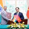 Bộ trưởng Ngoại giao Bùi Thanh Sơn và Bộ trưởng Ngoại giao Ấn Độ Subrahmanyam Jaishankar ký Biên bản Ghi nhớ về Kỳ họp lần thứ 18 Ủy ban Hỗn hợp Việt Nam-Ấn Độ. (Ảnh: An Đăng/TTXVN)