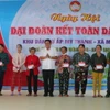 Ông Dương Sà Kha, Chủ tịch Ủy ban MTTQ Việt Nam tỉnh Sóc Trăng tặng quà cho hộ nghèo tại khu dân cư xã Mỹ Quới, thị xã Ngã Năm, tỉnh Sóc Trăng. (Ảnh Tuấn Phi/TTXVN)