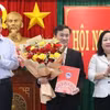 Thường trực Tỉnh ủy Phú Yên trao quyết định của Ban Bí thư Trung ương Đảng cho ông Trần Huy Đức. (Ảnh: Xuân Triệu/TTXVN)