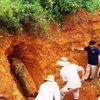 Lực lượng chức năng xử lý, di dời thành công, an toàn 3 quả bom lớn sót lại sau chiến tranh. (Nguồn: TTXVN phát)